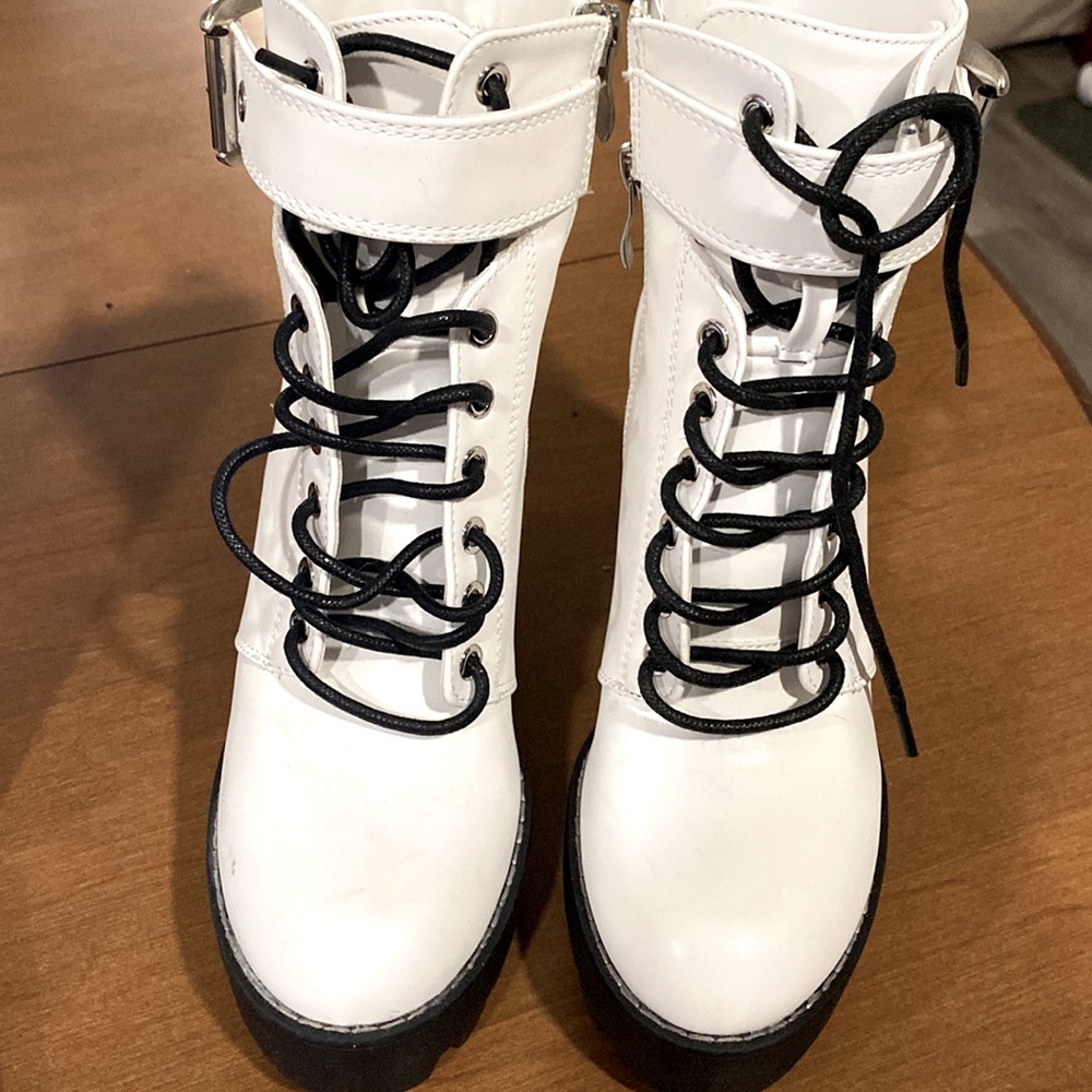 Selling stylish high heel boots in good condition,worn only once. Didn’t fit me.